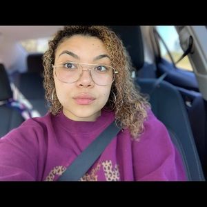 Meet your Posher, Alexis